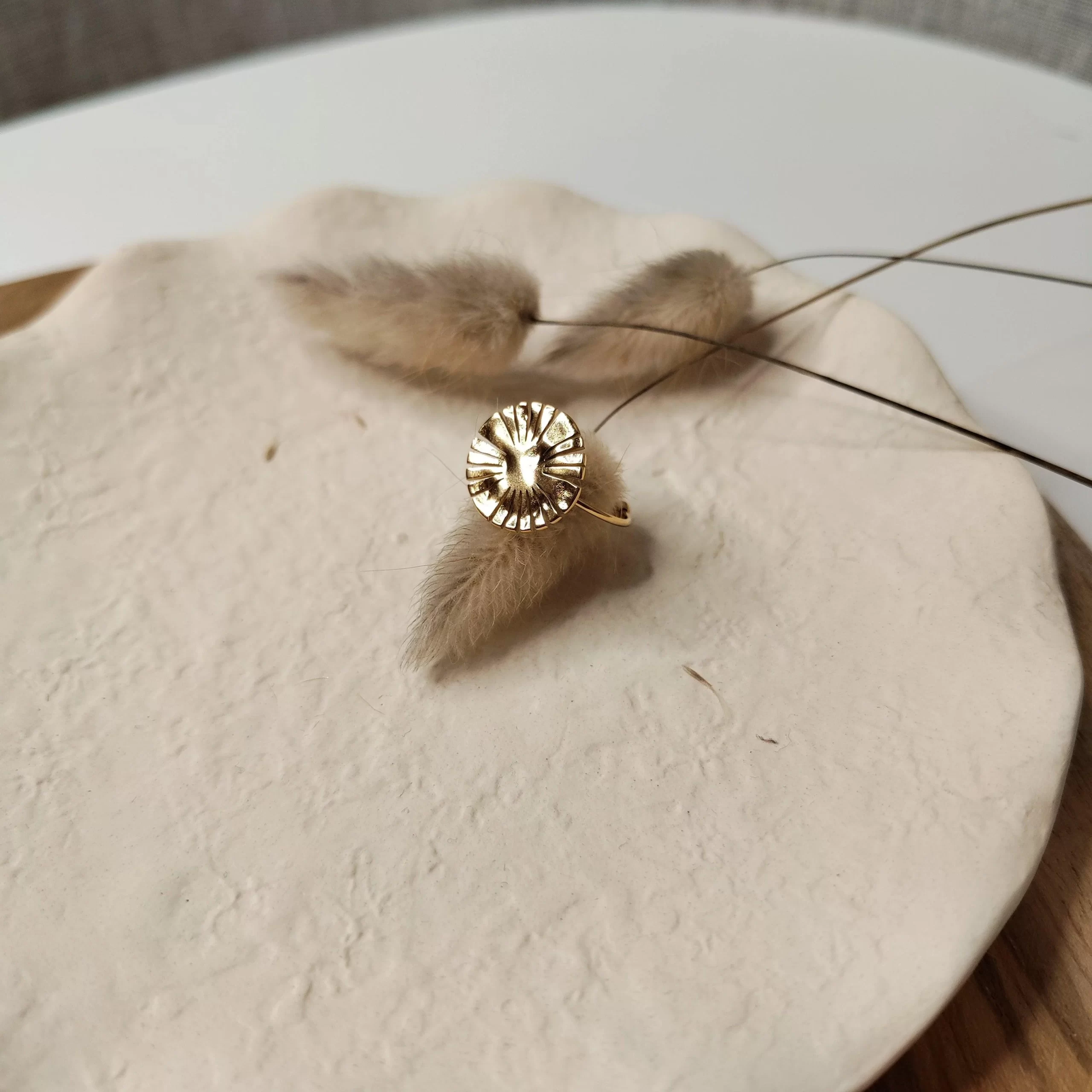 Bague dorée soleil
