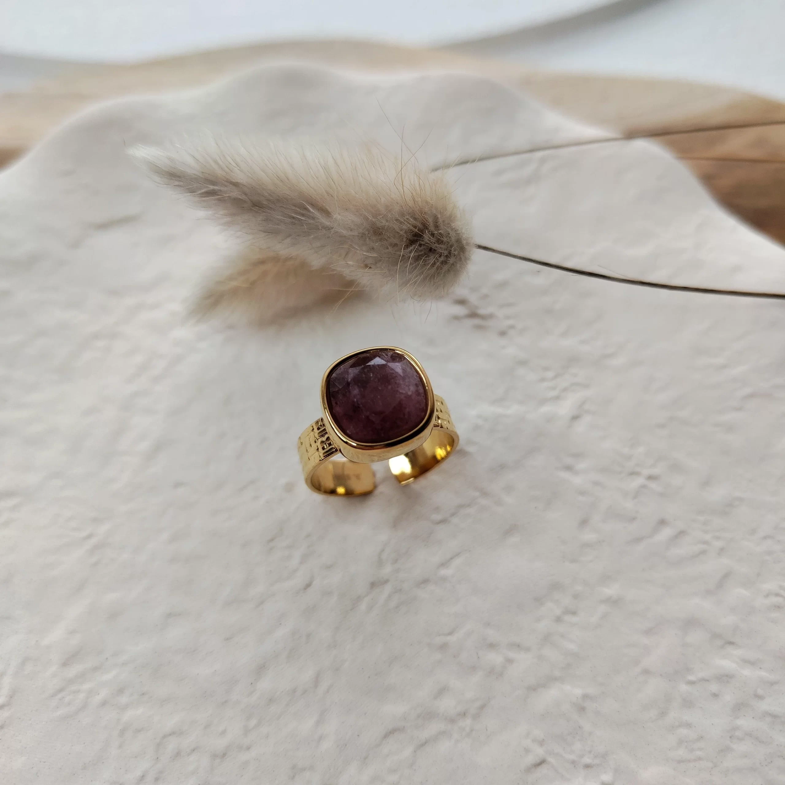 Bague épaisse dorée avec pierre naturelle carrée Quartz fraise – Image 3