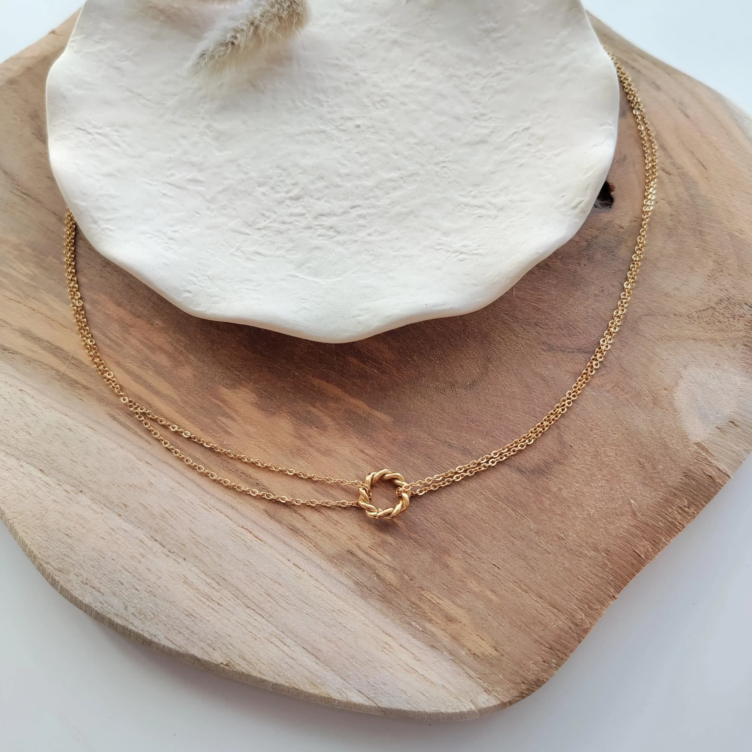 Collier double chaine dorée reliée par un anneau ondulé – Image 4
