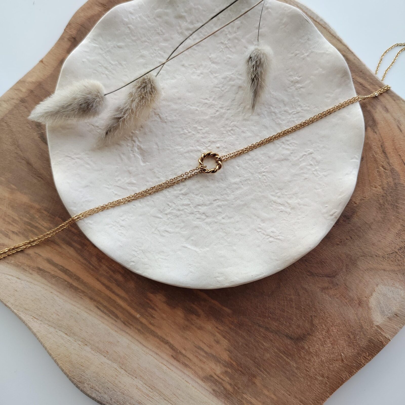 Collier double chaine dorée reliée par un anneau ondulé – Image 3
